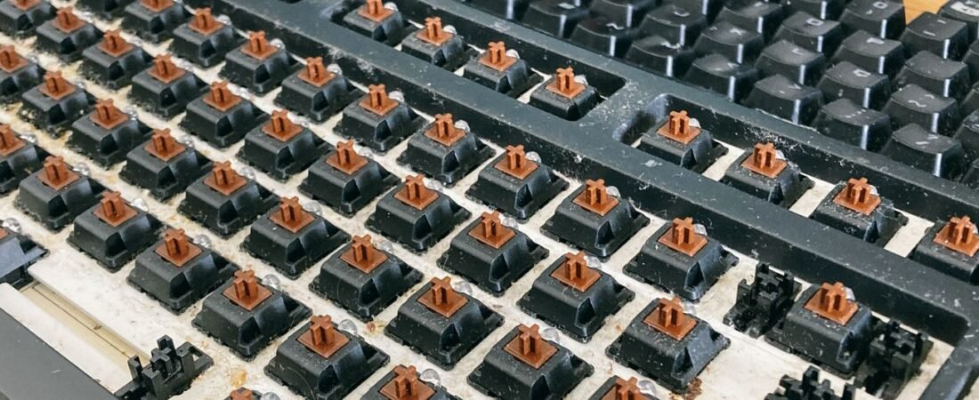 Cómo limpiar un teclado mecánico sin cargártelo