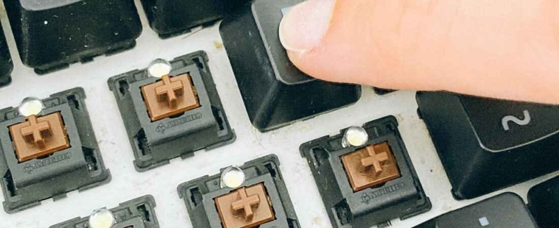 Cómo quitar y poner las teclas de un teclado mecánico